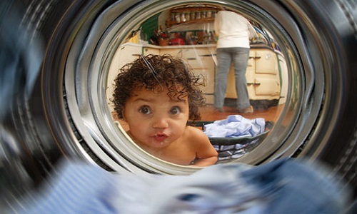 Cảnh báo nguy hại tiềm ẩn cho trẻ nhỏ từ chiếc máy giặt