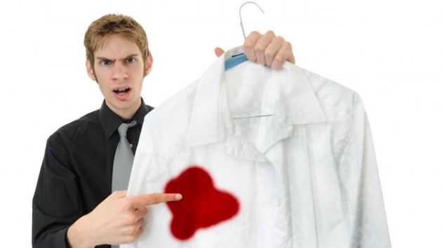 Làm thế nào để tẩy sạch vết máu trên quần áo