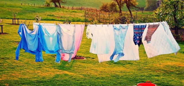 Đánh bay mọi vết bẩn trên quần áo bằng những mẹo đơn giản